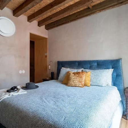 Bedroom In The 18th Century Style Homestay Lisbon
